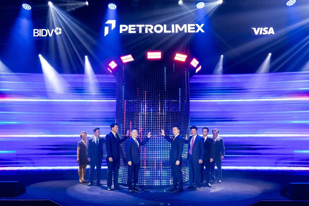 Đổ xăng cũng tích điểm: BIDV, Petrolimex và Visa ra mắt thẻ đồng thương hiệu