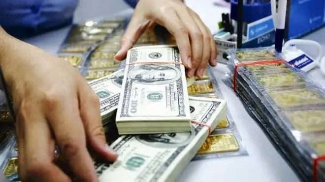 USD tự do hạ nhiệt nhanh, giá bán chỉ còn cách ngân hàng khoảng 100 đồng